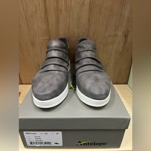 NEW! Antelope J40 Taupe Sailor Scratched Leather